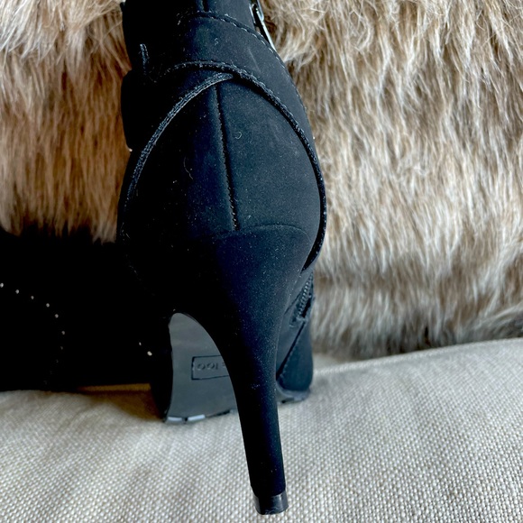NWOT Size 7 SUEDE BOOTIE with small rivot detail. Never worn ankle boot … - Picture 4 of 7